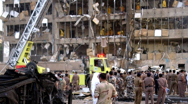 21 Nisan 2004'te Suudi Arabistan'ın başkenti Riyad'da bir kamu binasının bomba yüklü araçla hedef alınması sonucu 4 kişi hayatını kaybetmiş, yüzlerce kişi de yaralanmıştı. Fotoğraf: Reuters