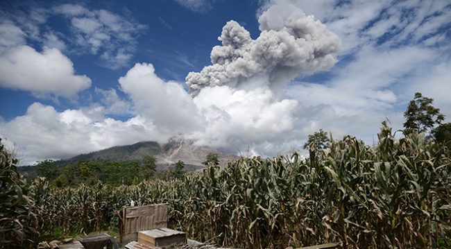 Sinabung Yanardağı yeniden kül püskürtmeye başladı