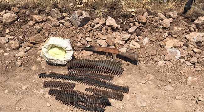 Teröristlerin ağaçlar arasına gizlediği çuvallarda silah ve mühimmat bulundu
