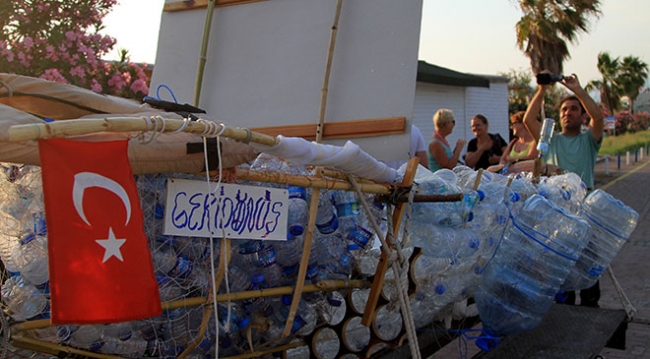Atık pet şişelerden yapılan tekne denize indirildi