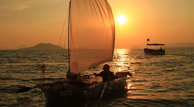 Atık pet şişelerden yapılan tekne denize indirildi