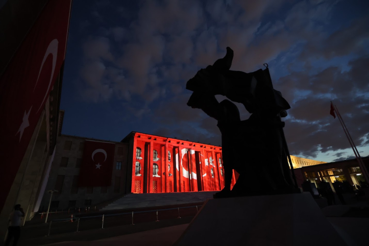 TBMM binasına 15 Temmuz şehitlerinin fotoğrafı yansıtıldı