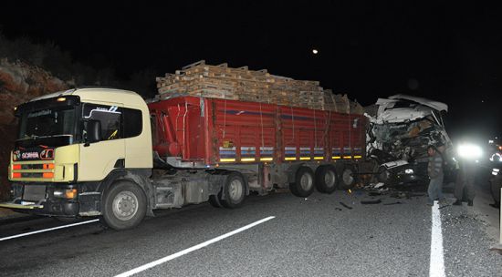 Aydın'da kamyonet TIR'a çarptı