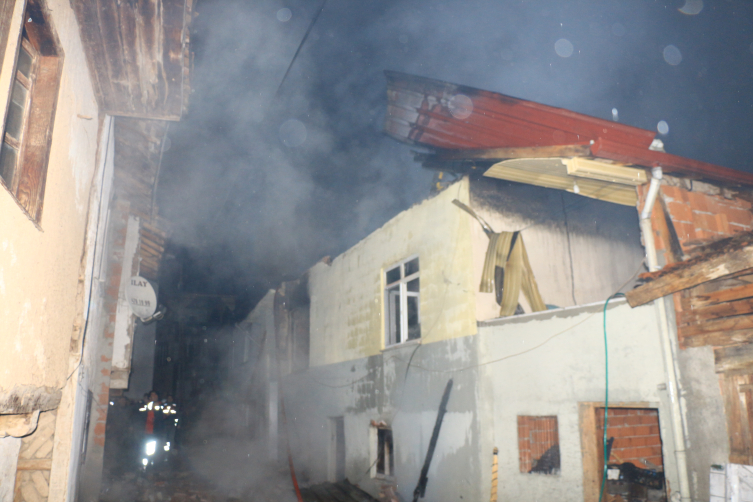 Tokat'ta çıkan yangında 3 ev kullanılamaz hale geldi