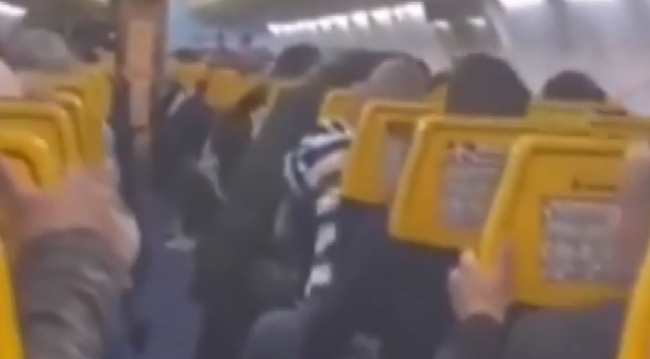 Türbülansa giren uçak, yolculara panik yaşattı