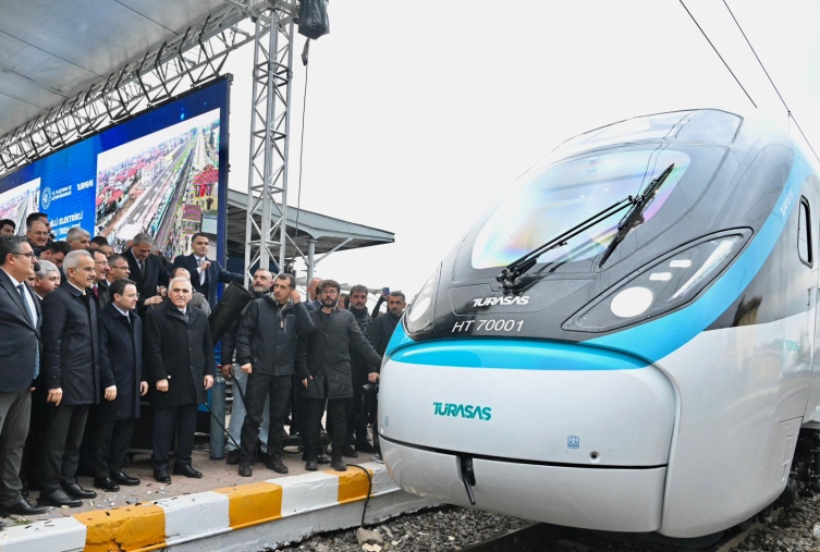 Türkiye'nin ilk hızlı treni saatte 225 kilometre hıza ulaştı