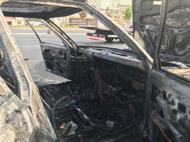 Ankara'da seyir halindeyken alev alan araç küle döndü