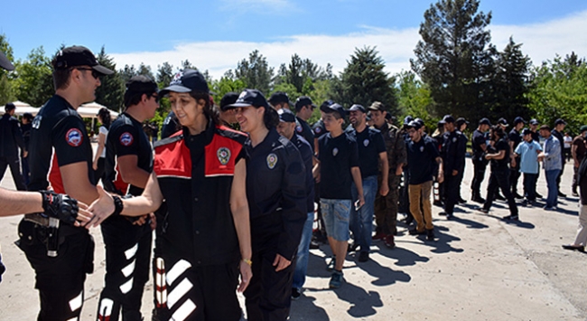 Diyarbakır'da engelli gençler bir günlüğüne özel harekat polisi oldu