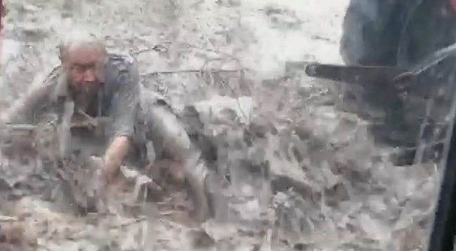 Manisa'da yaşlı adam sele böyle kapıldı