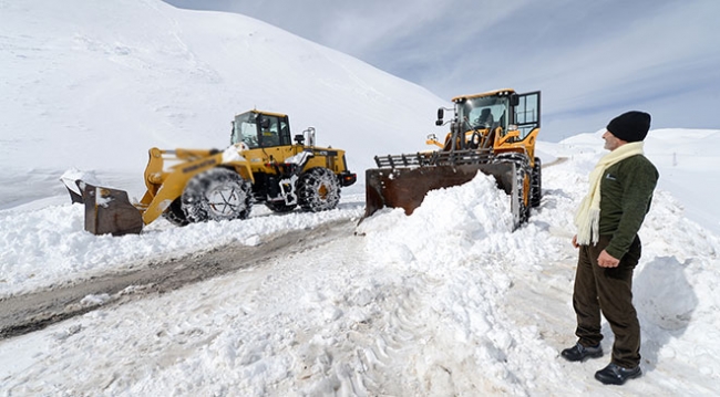Doğu'da kar ve tipi ulaşımı aksattı