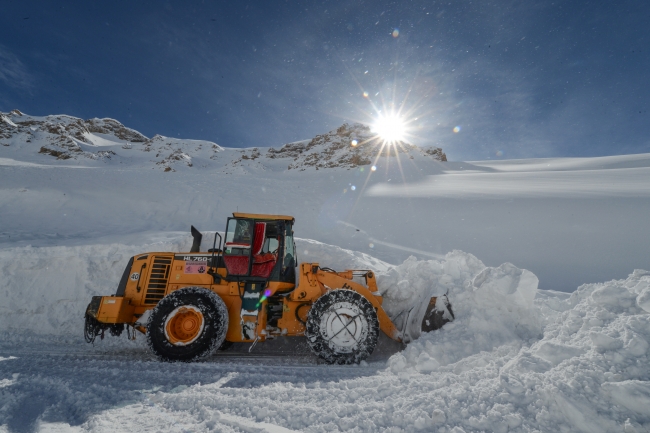Doğu'da kar ve tipi ulaşımı aksattı