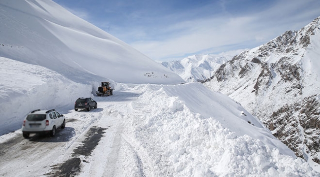 Doğu'da kar ve tipi ulaşımı aksattı