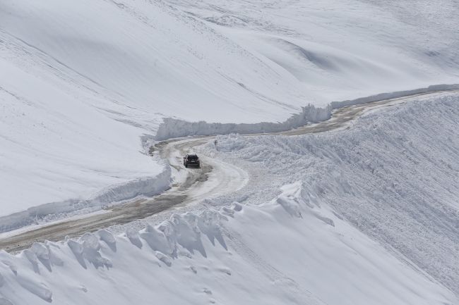 Doğu'da kar ve tipi ulaşımı aksattı