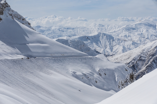 Doğu'da kar ve tipi ulaşımı aksattı