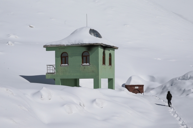 Doğu'da kar ve tipi ulaşımı aksattı