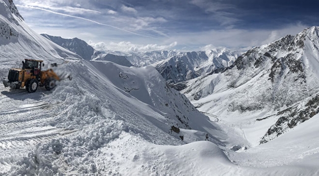 Doğu'da kar ve tipi ulaşımı aksattı