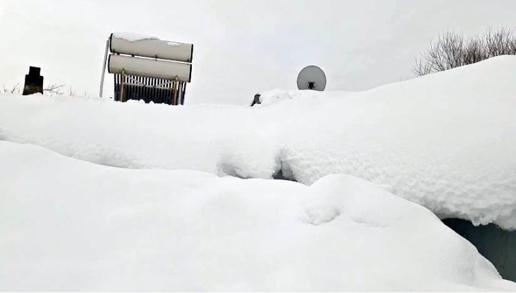 Van'da kırsal mahallede evler kara gömüldü