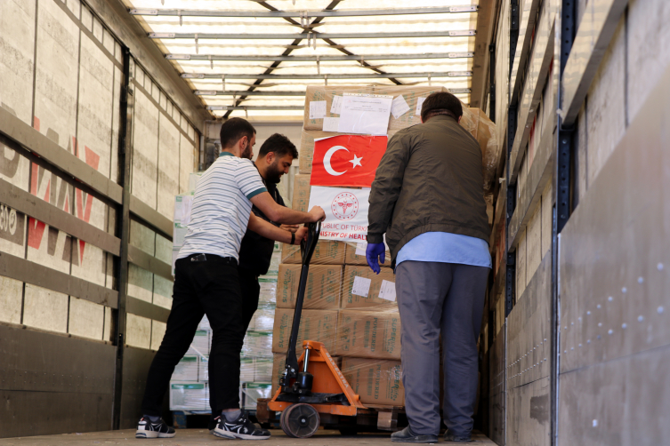Türkiye'den İran'a tıbbi malzeme yardımı