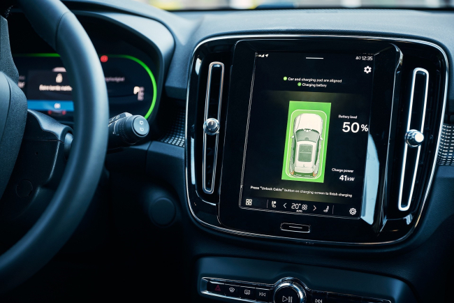 Aracın elektrik motoronu şarj etmek için, kablosuz şarj paneli üzerine park etmek yeterli.