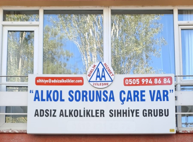 Adsız Alkolikler, toplanma yerlerinde buluşarak ayık kalmak için birbirini destekliyor.