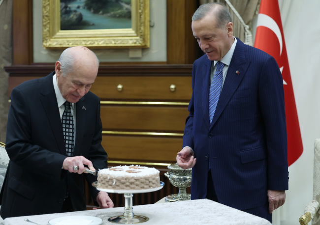 Görüşmede MHP Genel Başkanı Bahçeli'nin 1 Ocak'taki doğum günü nedeniyle pasta kesildi.