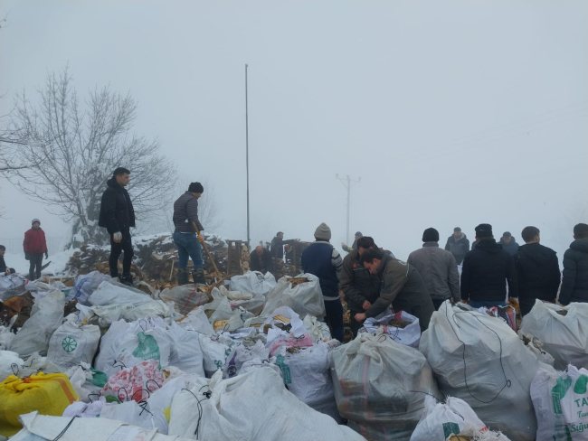 Düzceli köylülerden deprem bölgesine odun yardımı