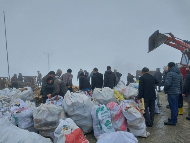 Düzceli köylülerden deprem bölgesine odun yardımı