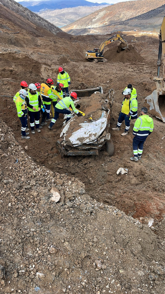 Erzincan'da maden ocağındaki toprak altında bir araca ulaşıldı