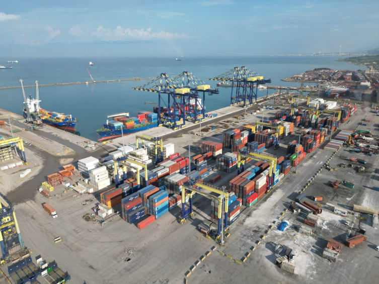 Limanlarda elleçlenen yük ve konteyner miktarı yılın ilk 4 ayında arttı