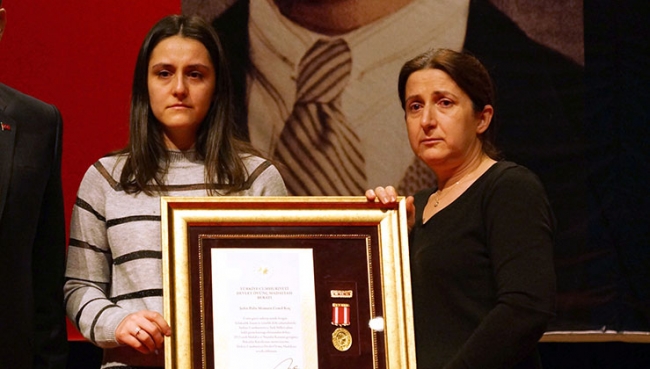 2,5 yaşındaki Utku Baran babasının madalyasını aldı