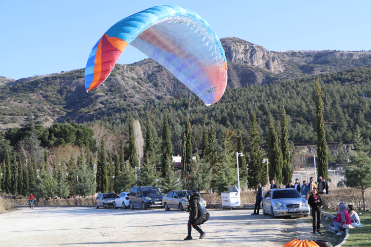 Yamaç paraşütçüleri sezonu açtı, gökyüzü renklendi