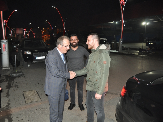 Rektör sözünü tuttu, öğrencilere çay içmeye gitti