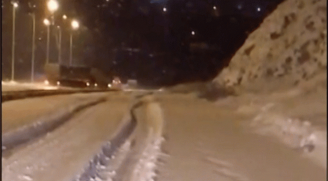 Karla kaplı yolda savrulan tır kameralara yansıdı