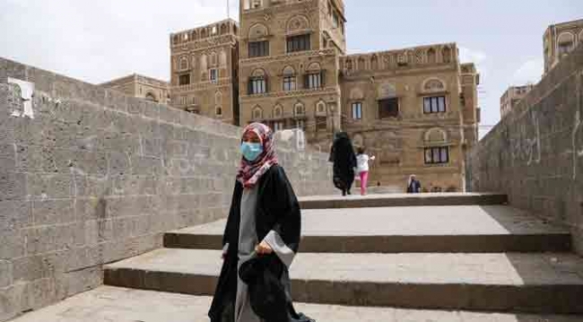 Resmi verilere göre koronavirüsün henüz tespit edilmediği Yemen'de, başkent Sana'da maske takan genç bir kadın. Fotoğraf: Reuters