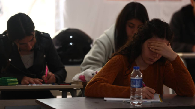 Depremzede öğretmenler çadır sınıflarda gençleri sınava hazırlıyor