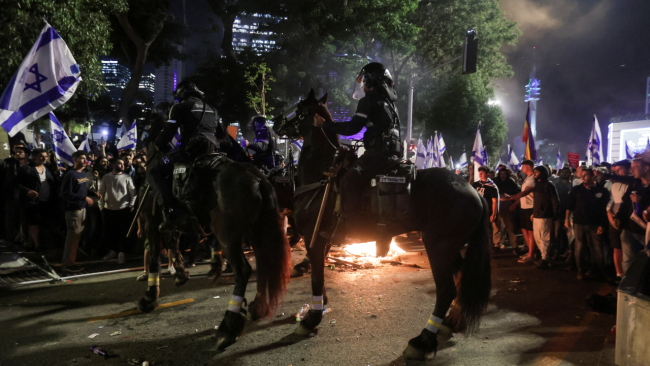 İsrail polisi Tel Aviv'de, yargı düzenlemesi karşıtlarının gösterisine müdahale etti