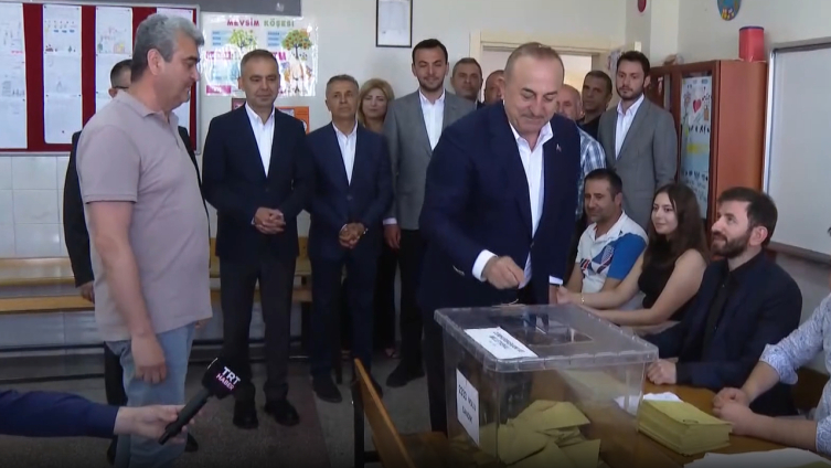 Siyasiler oyunu kullandı