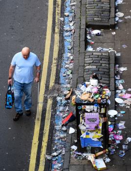 İskoçya'da grev nedeniyle sokaklarda biriken çöp yığınları endişe uyandırıyor
