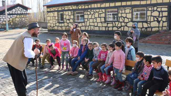 Bitlis Belediyesi çocukları tiyatroyla buluşturuyor
