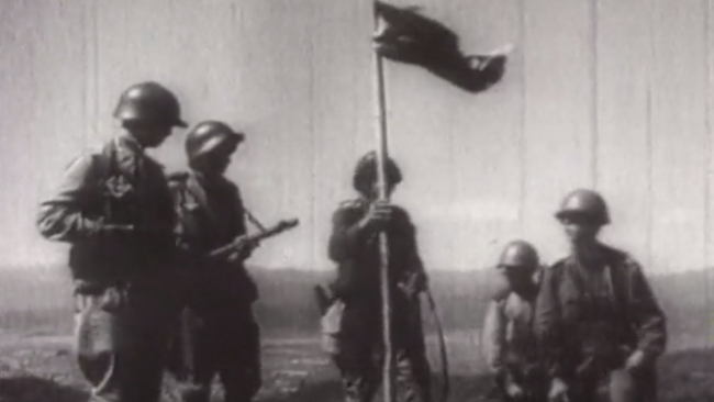 Kuril Adaları'na bayrak diken Sovyet askerleri. (2. Dünya Savaşı süreci) | Fotoğraf: Reuters