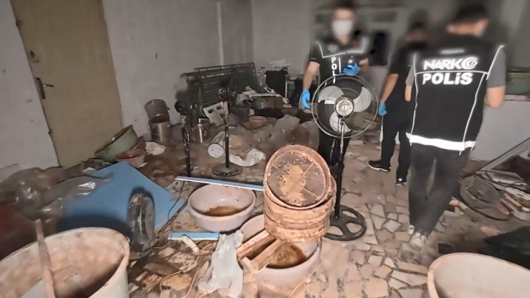 İstanbul'da 11,5 ton uyuşturucu üretilebilecek ham madde ele geçirildi