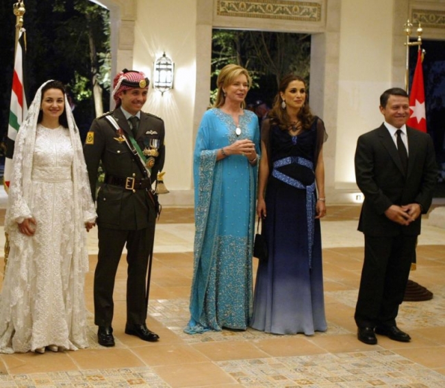 Prens Hasan'ın düğün töreni. Kral Abdullah, Prens Hasan ve Kraliçe Noor (ortada), Fotoğraf: Prens Hamza'nın web sitesi (http://www.princehamzah.jo/)
