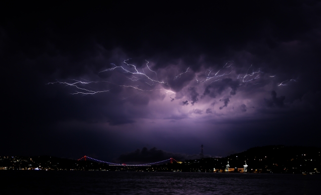 İstanbul’da beklenen sağanak yağış ve dolu etkisini gösterdi