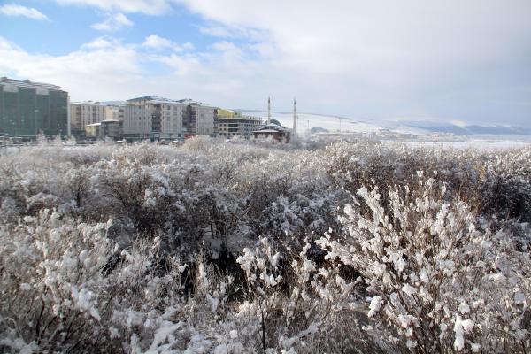 Ardahan'da Kura Nehri'nin yüzeyi buz tuttu