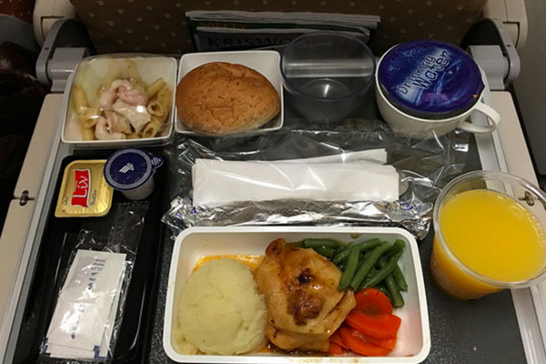 İşte hava yolu firmalarının 1. ve ekonomi sınıfı yemekleri