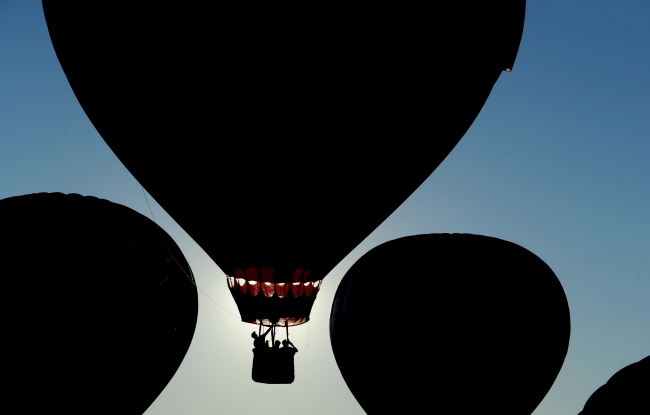 Rengarenk balonlar gökyüzünde