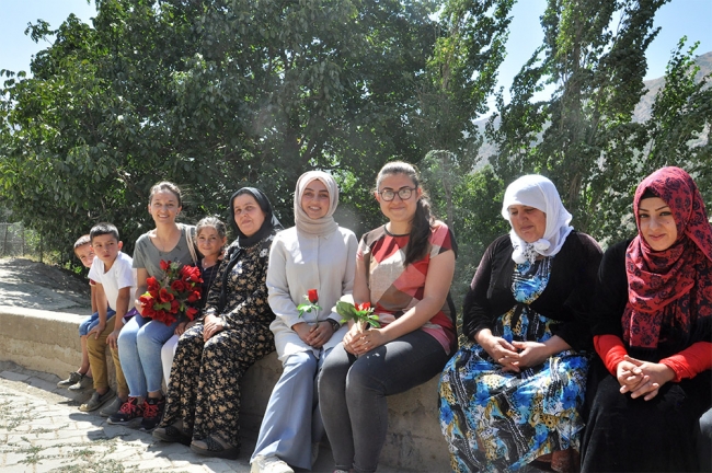 Şemdinli'de öğretmenler çiçeklerle karşılandı