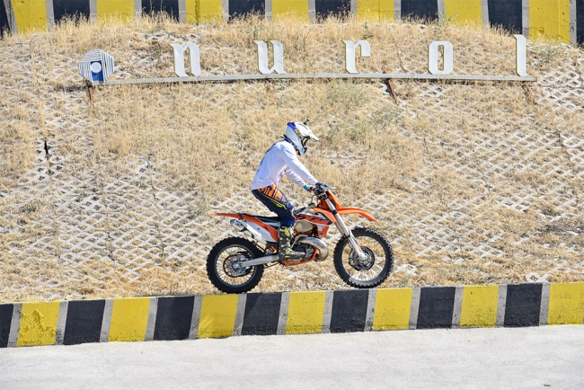 Ejder Yalçın sıradışı bir gösteriyle pistlerde