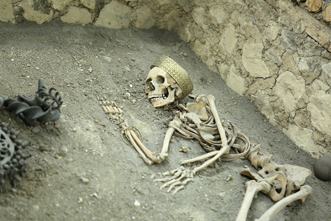 4500 yıllık erkek iskeletinde 'halhal' bulundu