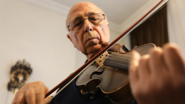 Alzheimer'dan korktu, 5 enstrüman öğrendi